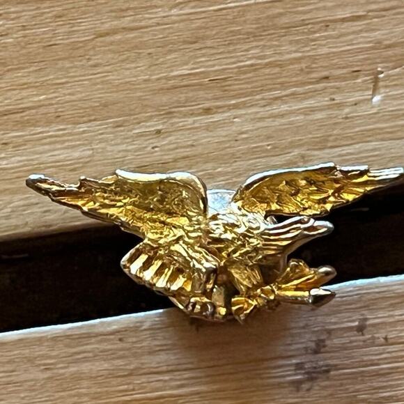Vintage Gold Tone Eagle Pin. Wings Spread. Flying. Birds. jewelry - Picture 1 of 4